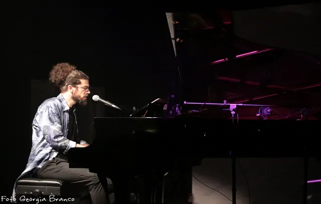 Sesc Pinheiros recebe o pianista Breno Ruiz em show “Dentro de Casa”