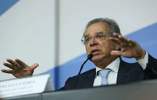 Guedes diz que PIB pode cair até 4% se isolamento for além de julho