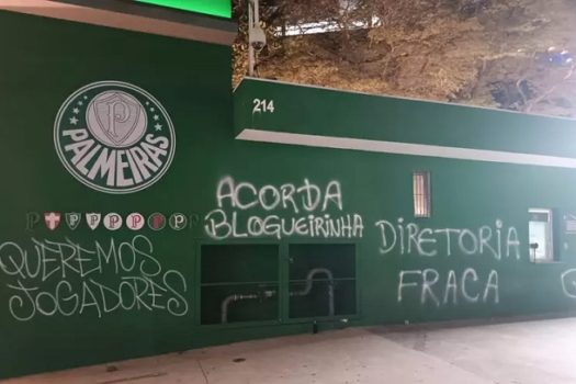 Muros do Allianz Parque são pichados com críticas à presidente do Palmeiras