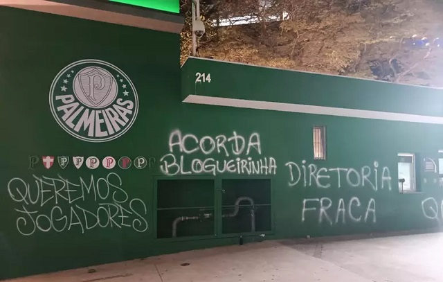 Muros do Allianz Parque são pichados com críticas à presidente do Palmeiras