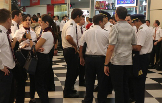 Pilotos e comissários no saguão do aeroporto de Congonhas