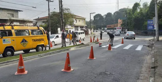 Trânsito de Ribeirão Pires reforça sinalização na Av. Francisco Monteiro