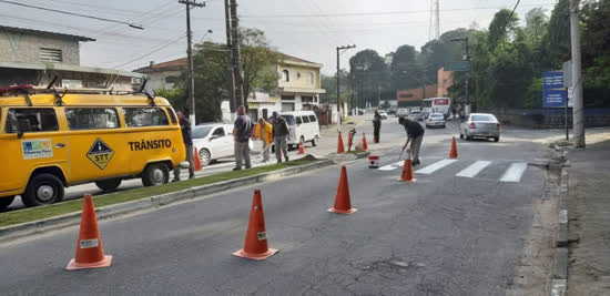 Trânsito de Ribeirão Pires reforça sinalização na Av. Francisco Monteiro