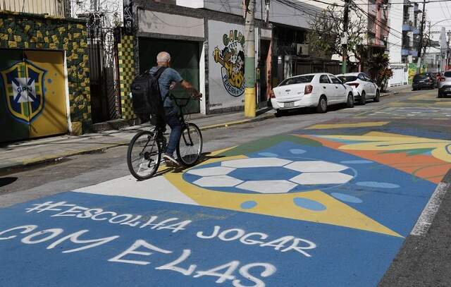 Rua do Rio se colore para torcer pelo Brasil nesta segunda-feira (24)