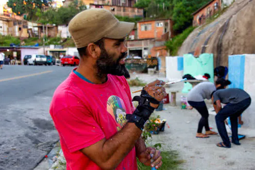 Artista urbano realiza mutirão de pintura com funcionários do INSS de Santo André