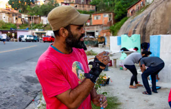 Artista urbano realiza mutirão de pintura com funcionários do INSS de Santo André