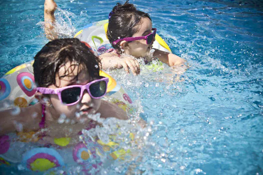 Verão acende o alerta para o perigo: 17 brasileiros morrem afogados por dia em piscinas