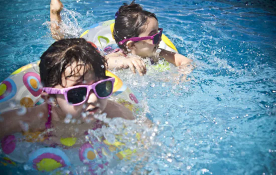 Verão acende o alerta para o perigo: 17 brasileiros morrem afogados por dia em piscinas