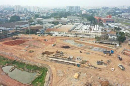 Secretária de Meio Ambiente vistoria obras do maior piscinão da Grande SP