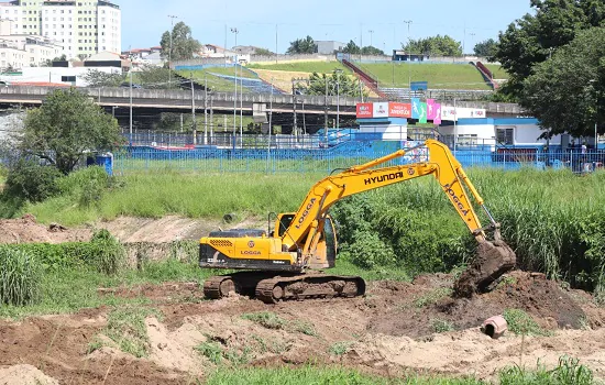 Governo estadual realiza nova rodada de limpeza nos piscinões em Mauá