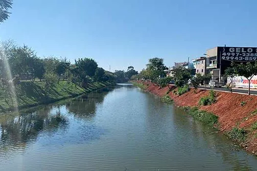 Semasa finaliza obra que aumenta capacidade do piscinão Santa Teresinha