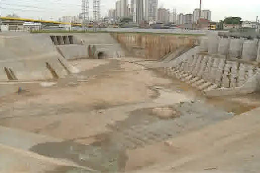 Após prometer 19 piscinões contra enchentes, SP prevê entregar só 13