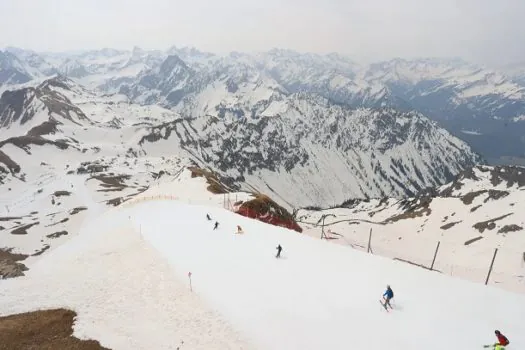 Resort de esqui na Austrália fecha pistas por falta de neve após recorde de calor