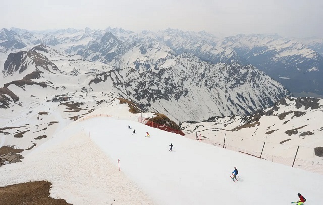 Resort de esqui na Austrália fecha pistas por falta de neve após recorde de calor