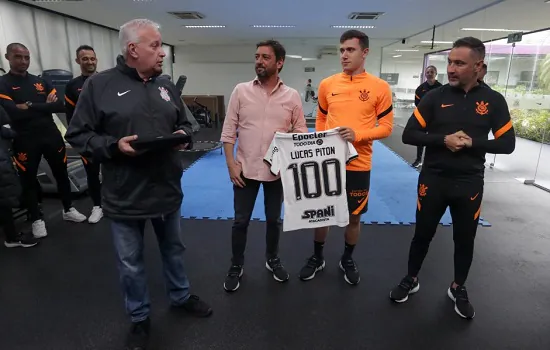 Lucas Piton é homenageado pelos 100 jogos no Corinthians: ‘Um orgulho imenso’