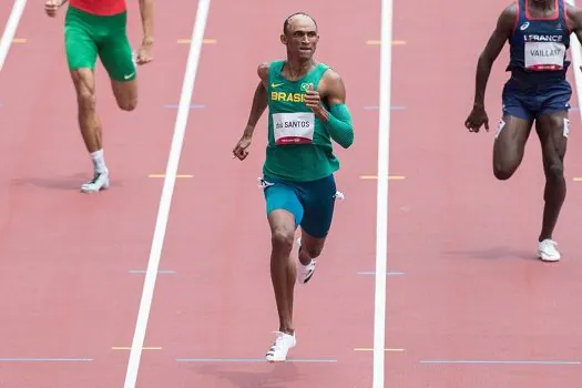 Alison dos Santos vai à semifinal dos 400m com barreira na estreia do atletismo