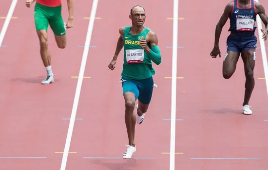 Alison dos Santos vai à semifinal dos 400m com barreira na estreia do atletismo