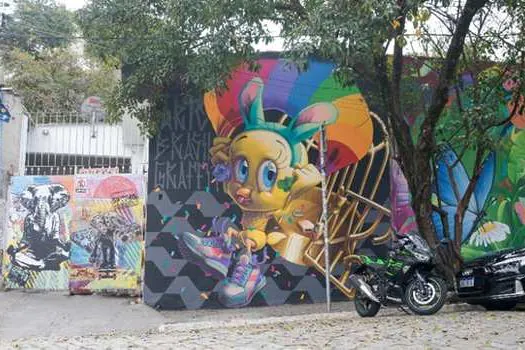 Piu-Piu completa 80 anos e ganha mural temático no Beco do Batman