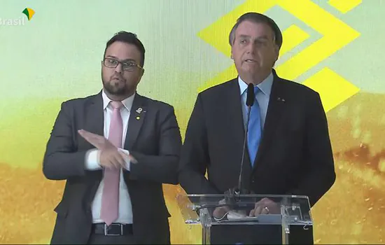 Bolsonaro cita parceria com Senado e Câmara em dois anos e meio de governo