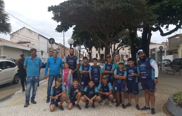 Alunos da Escolinha de Triathlon participam de ação pelo meio ambiente em Itú (SP)