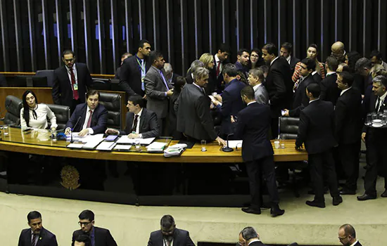 Plenário da Câmara registra 455 deputados em sessão da reforma da Previdência