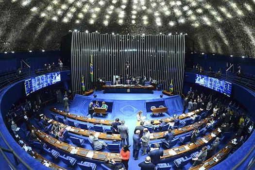 Senado avalia se plenário deve validar decisão do STF de afastar Aécio