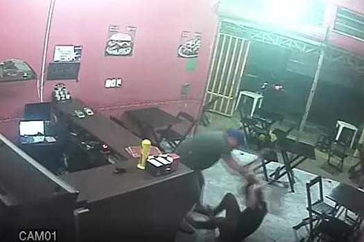 PM é preso após agredir mulher por erro na entrega de restaurante