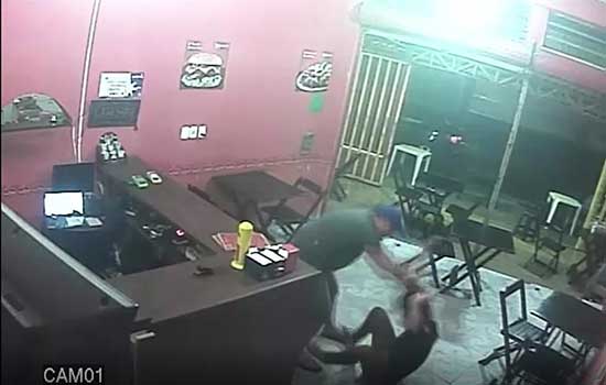 PM é preso após agredir mulher por erro na entrega de restaurante