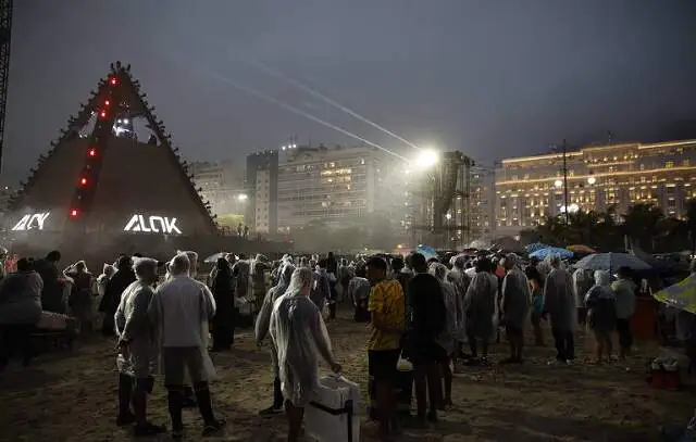 Polícia apreende 500 pessoas por arrastões em show de Alok no Rio