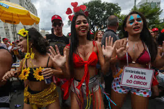 Pochete, doleira e celular amarrado: táticas para evitar furtos durante a folia em SP