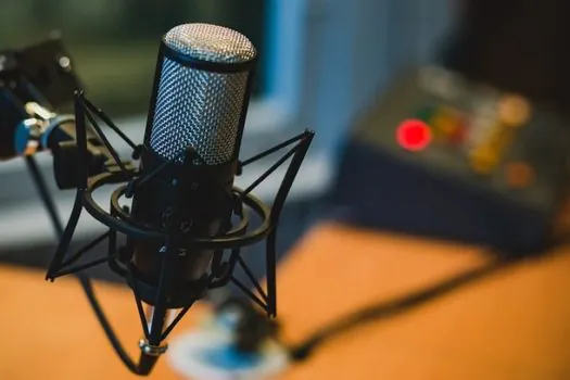 Empresas começam a investir em podcast para atrair novos públicos