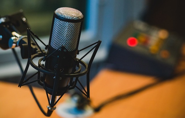 Empresas começam a investir em podcast para atrair novos públicos