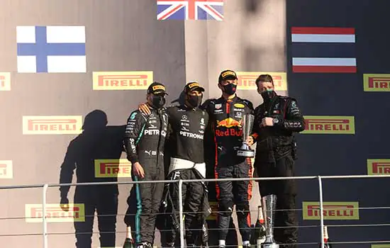 F1: Em corrida cheia de confusões