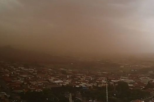 Tempestade de areia cobre a tarde em Manaus