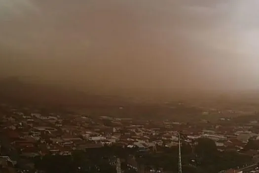 Tempestade de areia cobre a tarde em Manaus