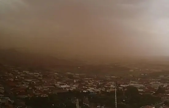 Nuvens de areia cobrem cidades no interior de SP