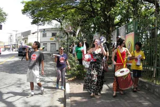 Esquina da Avenida Paulista tem declamação de poesias durante a Semana de Leitura de SP