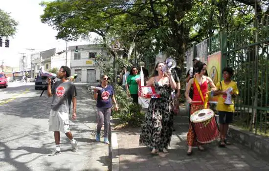 Esquina da Avenida Paulista tem declamação de poesias durante a Semana de Leitura de SP