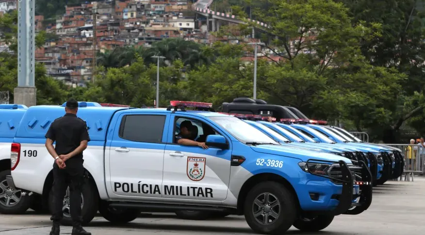 Três PMs são presos por estupro de jovem de 18 anos dentro de uma viatura em Saquarema