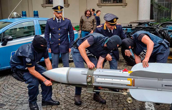Itália apreende míssil em operação contra neonazistas