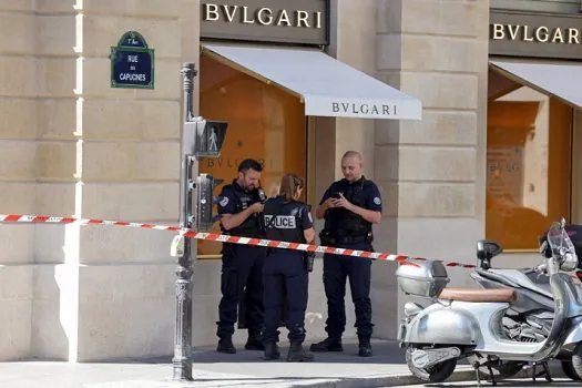 Suspeitos são capturados em perseguição após roubo de joias em Paris