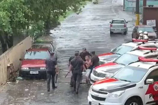 Imagens mostram policiais agredindo folião em bloco de SP