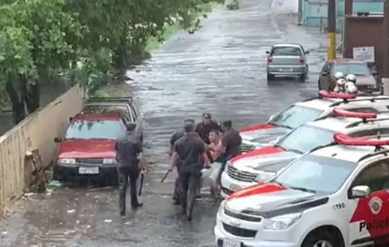 Imagens mostram policiais agredindo folião em bloco de SP