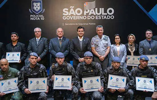 Estado homenageia os policiais nota 10 do mês