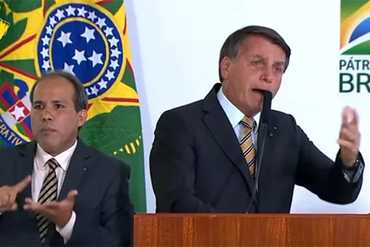 Depois que acabar a saliva tem que ter pólvora, diz Bolsonaro