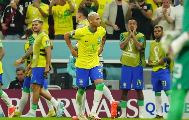 Pombo leva o prêmio de gol mais bonito da Copa