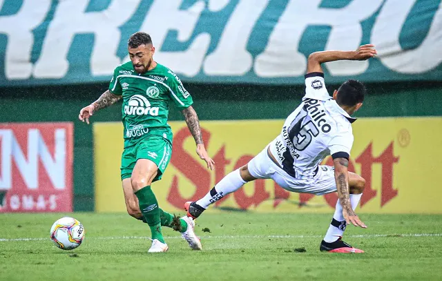 Ponte Preta deve ter mudanças na defesa para quebrar tabu diante da Chapecoense