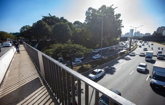 Criminosos usam pedras para assaltar motoristas na ponte Cidade Jardim