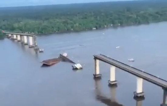 Parte de estrutura de ponte desaba no Pará após ser atingida por balsa