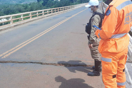 Rachadura interdita parcialmente ponte sobre o Rio Jequitinhonha, em MG